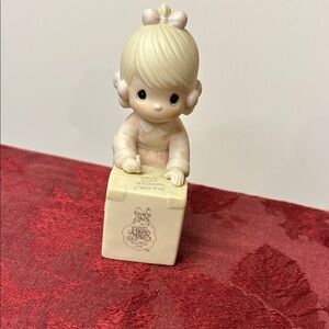 Precious Moments Sharing is Universal with box 1987 symbol of membership